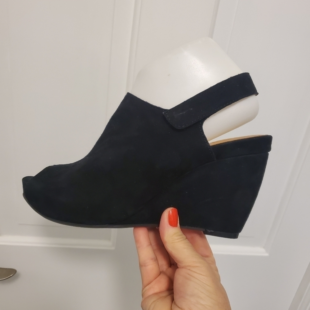 NWOB L'Amour Des Pieds "Idaline" Black Suede Peep Toe Wedge Heels Size 9.5 Chic - Picture 4 of 9